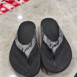 OOFOS Black and Gray Women's Flats